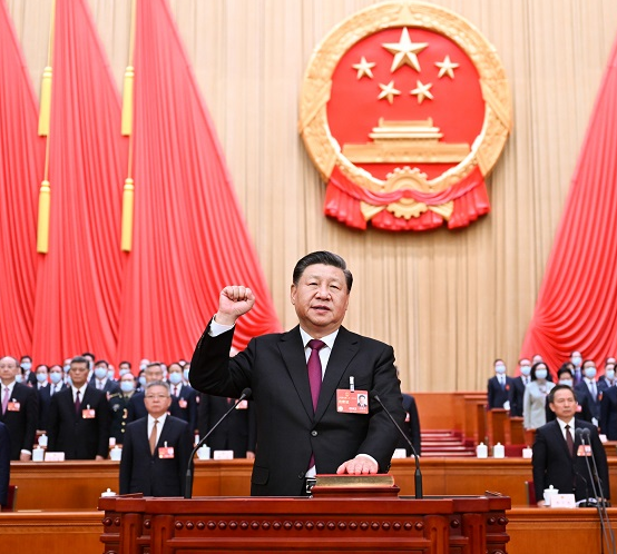 新当选的国家主席、中央军委主席习近平进行宪法宣誓