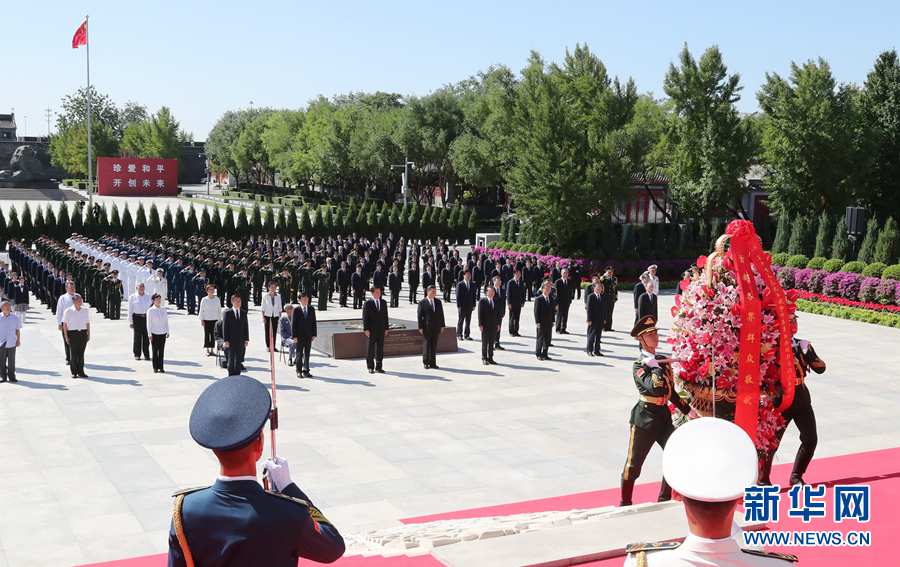 纪念抗战胜利75周年 习近平等党和国家领导人向抗战烈士敬献花篮(图2)