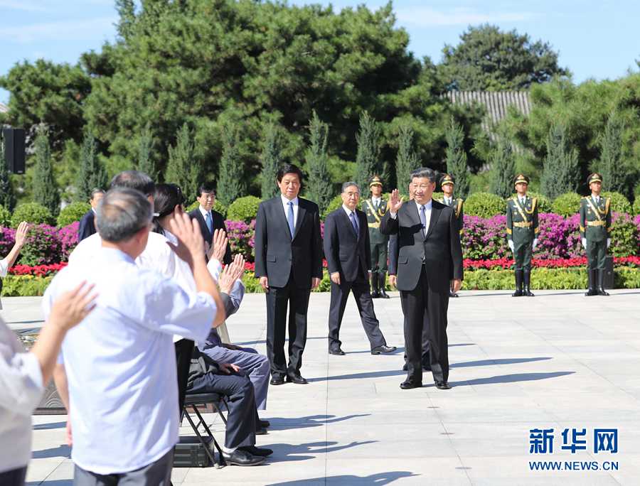 纪念抗战胜利75周年 习近平等党和国家领导人向抗战烈士敬献花篮(图3)