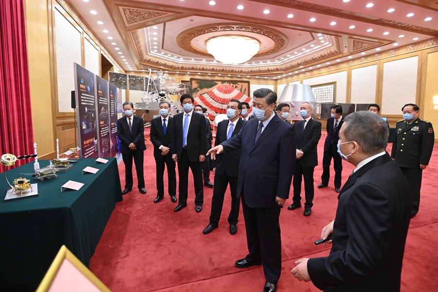 习近平等党和国家领导人会见探月工程嫦娥五号任务参研参试人员代表并参观月球样品和探月工程成果展览(图2)